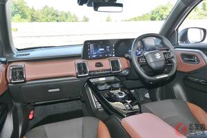 スズキ新型「コンパクトSUV」に熱視線！ 豪華インテリア＆充実装備に「スズキとは思えない高級感！」の声も！ メーカー初のパワフルユニット搭載した「最上級のeビターラ」がスゴい！
