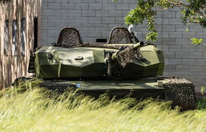 アメリカ軍の新型戦車!? よく見ると…ピックアップトラックじゃねえか！ ハリボテ戦車を使う理由とは？