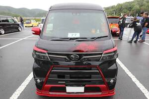 彼女の愛車はダイハツ「アトレーワゴン」！黒×赤のコントラストが映えるカスタマイズ軽バンの完成度がすごい