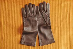 秋の装いにシャープな陰影を添えるサンローラン──2025年の秋冬スタイルを小物でアップデートする