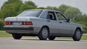 【クラシック オブ ザ デイ】「メルセデス・ベンツ 190E 2.6」Sクラスの6気筒エンジンはメルセデス190Eを4ドアグランツーリスモに変えた！