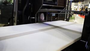 トヨタの“超すごい”ミニバンが「もはや部屋」みたいな車内に。好きな人にブッ刺さる、充実装備の特別仕様車は「理想的」すぎてグッと来る。