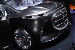 50インチ超えのディスプレイ装備の超豪華空間でレクサスLMに宣戦布告！　Ｖクラスの未来を象徴する「ビジョンＶ」が魅せた驚愕の中身【ジャパンモビリティショー2025】