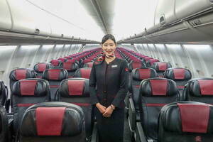 JALが本気の「労働環境」改善に着手！ CAと地上係員の「靴ルール」を大幅緩和…新ルールどう変わる？