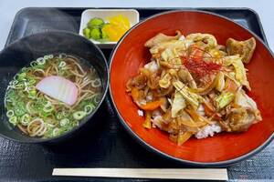 味濃厚「牛ホルモン」でご飯がススム!!　夕暮れの名阪国道「伊賀サービスエリア」で胃袋を満たしてくれたローカルフード　バイクで行く高速道路グルメ【番外編】