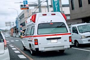 走行中、後ろから緊急自動車が！ 譲らないと「違反」に！