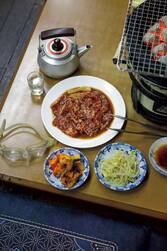 鶴橋のディープな「新楽井」で焼肉×水中眼鏡!?──うまいもんが勢揃い！大阪グルメ、ハイ＆ロー巡り「焼肉編」