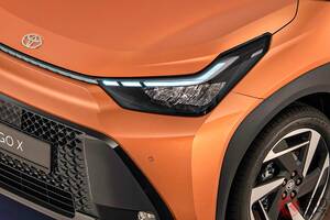 【イギリス】トヨタ新「超“小さい”SUV」発表！ 全長3.7m級ボディの“最安価”級モデル！ 斬新「大口顔」＆最新パワフルハイブリッド採用の「アイゴX」登場