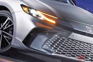 全長4.9m！ トヨタ最新型「フォーマルセダン」がスゴい！ 精悍“サメ顔”×流麗「クーペデザイン」で超カッコいい高級モデル！ 堂々サイズの「11代目カムリ」日本で売られていない理由とは