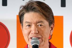 「ヒロミ」が“愛車”の「庶民派ビジバイ」公開！ “約47万円”の「クロスオーバーモデル」！ 「カッコイイ」「スゴイ」の声集まる「ホンダのバイク」とは