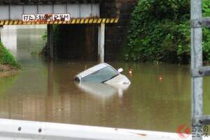 衝撃！ 突然の「大雨」で道路が冠水、どうする？ 事前事後の対処方法は？ JAFテストに見る危険性とは