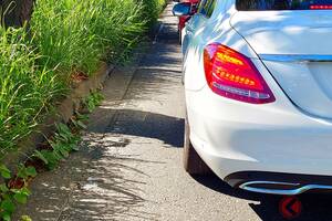 「クルマを左寄せできません…」 苦手な人多数！ 良い方法ないの？ 車両感覚つかむ“画期的な方法”教えます！ プロも進めるコツとは