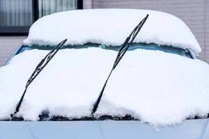 雪の日に「ワイパー」立てるべき？ そもそも立てにくい車も存在 積雪対策の意味とは