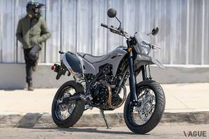 カワサキの“スーパーモト”待望の復活！「オフ車にオンロードタイヤを履かせた」新型「KLX230SM」2025年1月13日に発売決定