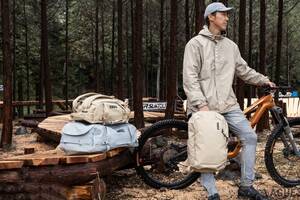 アウトドアから旅行まで使いやすい機能が満載！ スーリーの人気ダッフルバッグ＆バックパックに“ネパールの自然”から着想を得た2色の特別カラーが登場