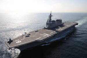 空母のような護衛艦に「陸自最強の攻撃ヘリ」が舞い降りた！ 艦内の巨大なエレベーターで移動する様子も公開