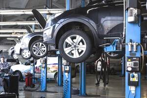 「即日車検」はなぜ最短45分で終わるのか？――スピード整備を支える指定工場、コスト半額の正体とは