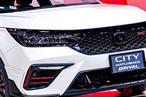 【タイ】ホンダ「新シティ」に反響多数！ 精悍エアロ＆黒感高めた「コンパクト“ハッチ”」に「カッコイイ」の声も！ 赤内装もイイ“全長4.3m級モデル”「DRIVAL」が販売され話題に