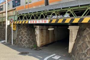 余裕ありすぎ、制限高さ1.7mの低いガード…総武線・千駄ケ谷～代々木