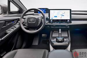 トヨタ新型「“5人乗り”ミドルクラスSUV」まもなく発売！  全長4.6mサイズにスッキリ内装×精悍さ増した「一文字顔」に大幅刷新！ 新型「bZ4X」どう変わった？