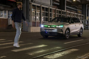 オペル、新照明技術発表…自動運転時の歩行者とのコミュニケーション機能搭載