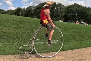 前輪でかっ!!　自転車の歴史に必ず登場する「ペニー・ファージング」　じつはいまでも愛好家多い　廃材からDIYしたマニアの動画に注目