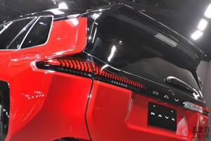7年ぶりに全面刷新！トヨタ「新型RAV4」登場へ！ 斬新「サメ顔」採用＆走りの「GRスポーツ」新設定！ “初の技術”も惜しみなく投入される「最新型SUV」がスゴい！
