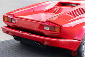 スーパーカー世代が憧れた「真っ赤なランボ」が独国オークションに登場！ 35年前に登場したランボルギーニ「カウンタック25周年記念モデル」ってどんなクルマ？
