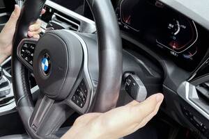 「ウインカー出したつもりが…ワイパー作動」なぜ“右ハンドル”なのに外車は左ウインカー？ 日本車と輸入車が違う理由とは