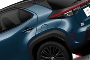 国産SUVで“イチバン低燃費”！トヨタ「コンパクトSUV」がスゴい！ 全長4.2ｍの“ちょうどいいボディ”にクールな「黒トヨタエンブレム」採用！ カッコよすぎる最新「ヤリスクロス」とは？
