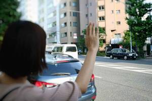 先に手を挙げたほう？　手前にいる人？　複数の客がいたらタクシードライバーは誰を乗せるのか元ドライバーが解説！
