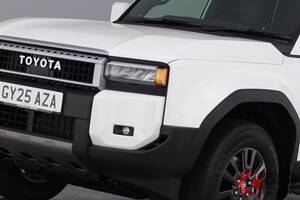 【英国】トヨタが新型「“2人乗り”ランドクルーザー」発表！ 後席なしのフルフラット荷室×豪華インテリア採用！ 新型「コマーシャル」約1039万円で発売へ