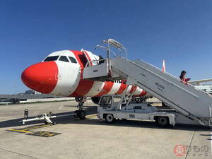 日本じゃ激レア！ クセ強すぎて話題の「シマシマ塗装の航空会社」機内はどんな？ 実際に乗ってみた結果