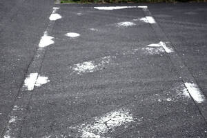 標識隠れてるじゃん！　ペイント消えてるし！　「交通違反したのは道路側の問題じゃない？」の場合「ドライバーの責任」はどうなる？