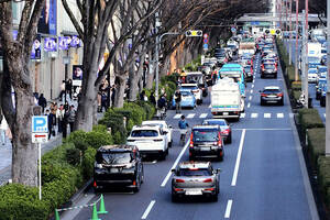 人気スポットの駐車待ちでクルマが車道にズラリ！　駐車違反に「人の有無」は関係ないけどコレって駐車違反にならないの？