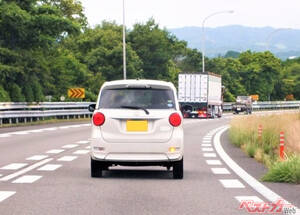 なぜ追い越し車線に居座り続けるのか？　後ろから来ているのに気付かない？　後続車は速度違反で自分は正しい？　あおり運転の原因にもなりうる危険な行為！