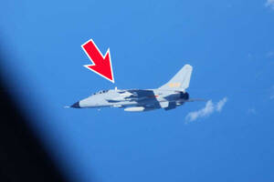 自衛隊機に異常接近した「見慣れぬ中国の戦闘爆撃機」よく見たら日本初の超音速戦闘機に激似かも!?