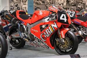 鈴鹿8耐4連覇!!　ホンダ「VTR1000SPW」は勝つために生まれたV型2気筒エンジンのファクトリーマシンだった
