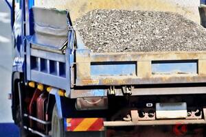 首都高ブチギレ「違法です！」 大迷惑な「荷台かさ上げ」で“道路破壊”トラックを完全追放！ 「見たら通報を！」呼びかけ 違反したら「次の出口で強制退出」命令＆高額罰金も