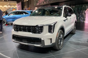 大胆フェイスの中型SUV　3列7人乗りの主力モデル、改良で商品力強化　キア