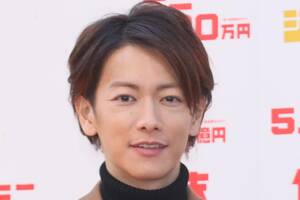 俳優「佐藤 健」が“愛車”の「高級SUV」公開！ 「運転中の健くんカッコいい」「隣でずっと顔を眺めてたい」声も！ イケメン俳優の「本格モデル」どんなクルマ？