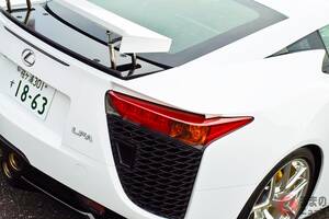 1億円超え!? レクサス「和製スーパーカー」登場！ “匠”手作りの「軽量純白ボディ」×「“天使の咆哮”V10エンジン」搭載！ 次期型も期待の“超・特別モデル”「LFA」千葉で落札