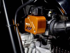 カブ系ほかホンダ車汎用のアルミ削り出しパーツ「CNCスロットルポジションセンサーカバー／TPSカバー」が EVATEK から発売！