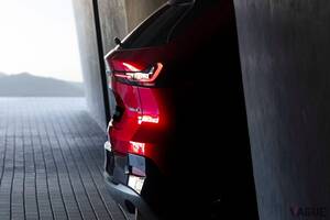マツダ新型「CX-5」まもなく世界初公開！ “逆スラントマスクと新世代リアデザイン”がカッコいい!!「独自開発ハイブリッド」採用も決定的