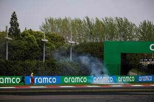 なんで芝生が燃え広がったんだ？？　FIA、F1中国GPの火災再発防止のため詳細な調査を実施へ