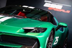 鮮烈なグリーンの車体色が斬新！ 最新のミッドシップ・フェラーリ「296スペチアーレ」日本初公開!! 60kgの軽量化のために“エンジン素材”も厳選!?