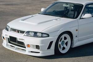 伝説のNISMO 400Rルックと800馬力エンジンの特別なR33型GT-R！予想を大きく上まわる約2333万円で落札