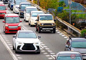 渋滞しているのに「謎の車間距離を開けるクルマ」が前に…。なぜ適切な距離を保てないのでしょうか？