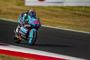Moto3イタリア決勝｜新人マキシモ・キレス、大接戦制しキャリア初勝利！　日本勢は古里6位＆山中10位