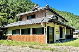 玄関が2つ？ 建物面積は85.95平方メートル、敷地面積は111坪以上!! ガレージに使えそうな納屋も完備【三重県津市 古民家】 夢のガレージライフを格安で手に入れるVol.5